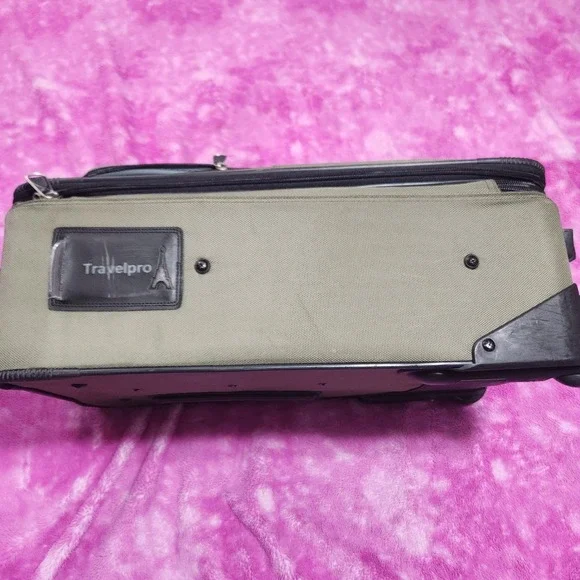 Travelpro Walkabout Lite 22 Inch Rolling Carry On Expandable Teflon Suitcase - Picture 4 of 16